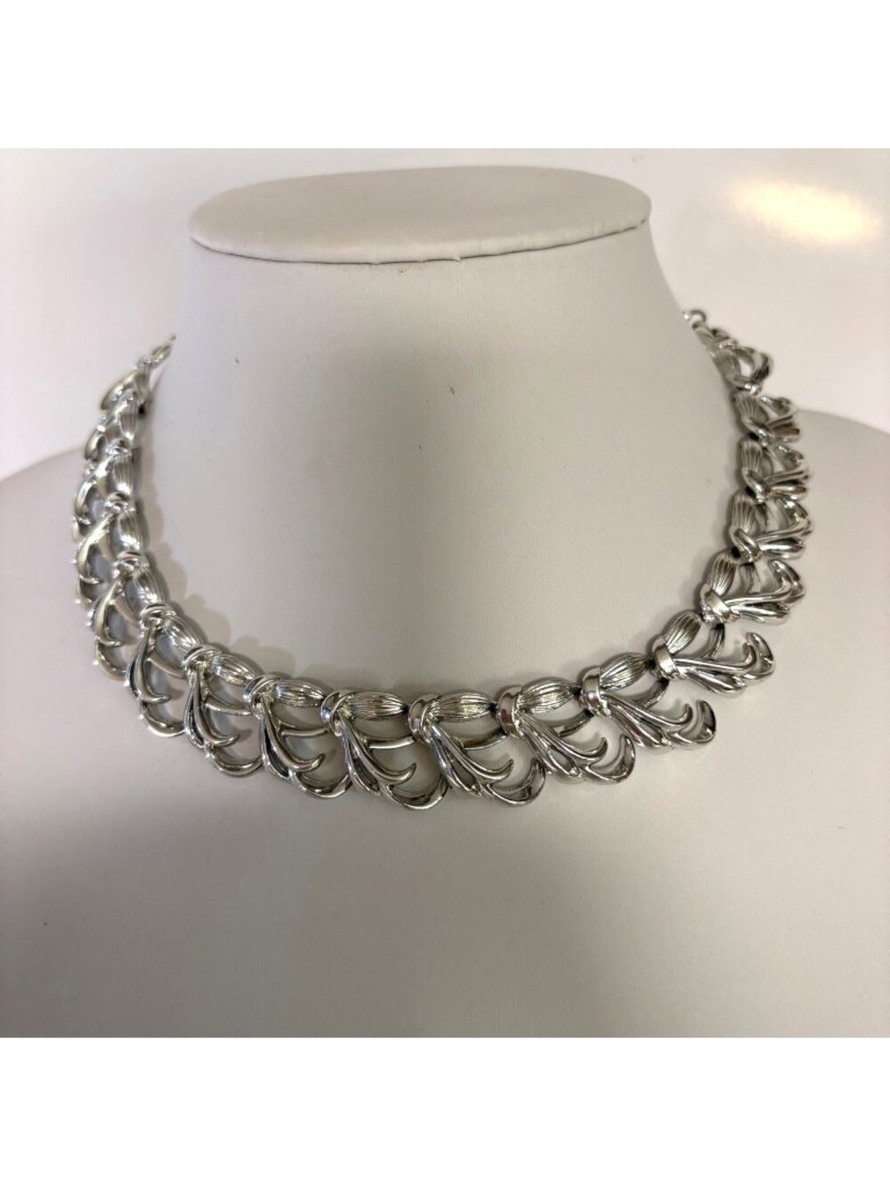 Coro Silver Tone Choker Necklace Textured Leaf Design Vintage 14-16 inch